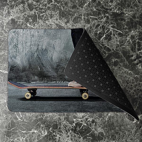 پادری نوجوان مدل اسکیت برد