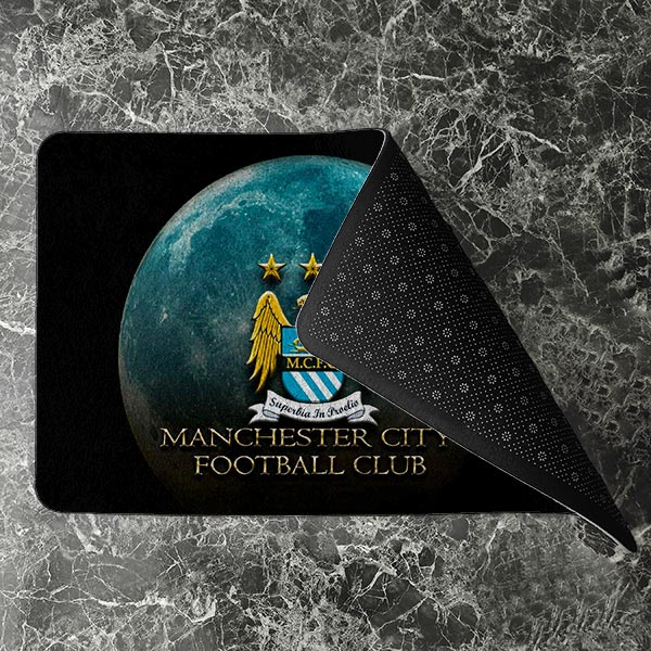 پادری نوجوان ورزشی مدل آرم منچستر سیتی در ماه