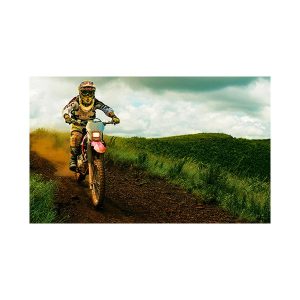 پادری نوجوان مدل موتور مسابقه آفرود