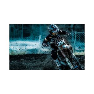 پادری نوجوان مدل موتور مسابقه 351