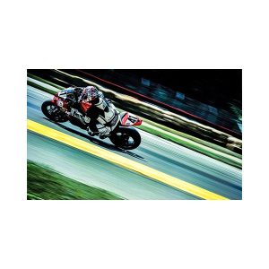 پادری نوجوان مدل سرعت در پیست