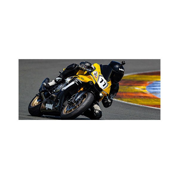 پادری نوجوان مدل سرعت در پیچ پیست