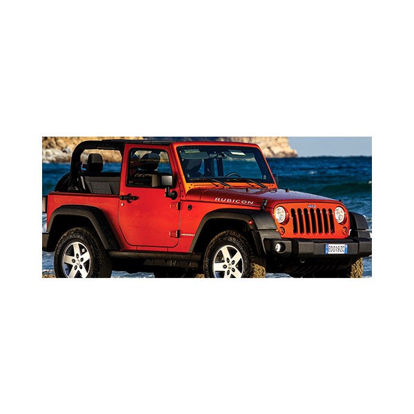 پادری نوجوان مدل جیپ قرمز در ساحل