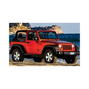 پادری نوجوان مدل جیپ قرمز در ساحل