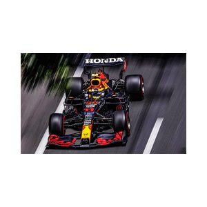 پادری نوجوان مدل هوندا در پیست