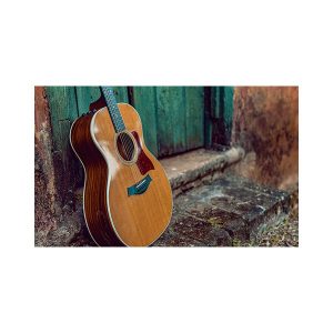 پادری نوجوان مدل گیتار