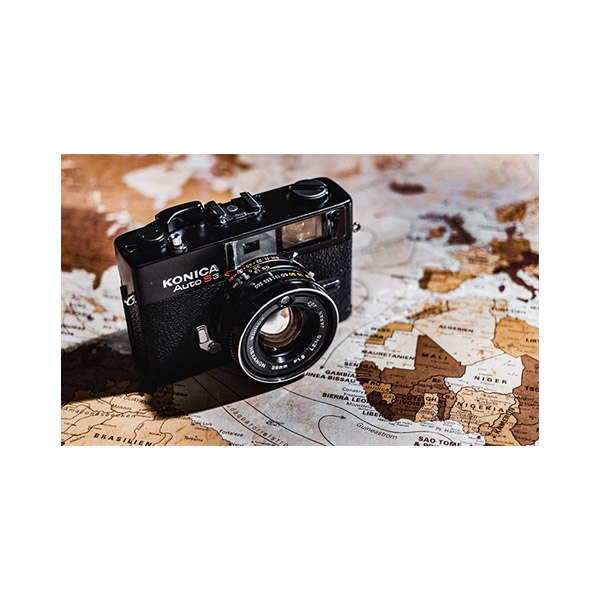 پادری نوجوان مدل دوربین و نقشه جغرافیایی