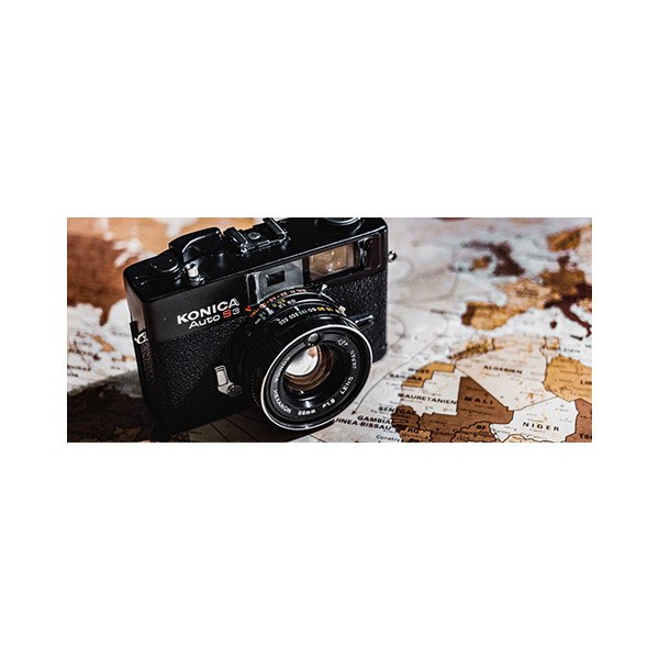 پادری نوجوان مدل دوربین و نقشه جغرافیایی