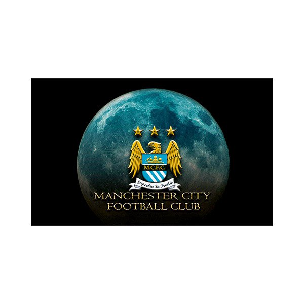 پادری نوجوان ورزشی مدل آرم منچستر سیتی در ماه