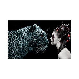 پادری نوجوان مدل دختری خیره در چشمان پلنگ