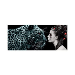 پادری نوجوان مدل دختری خیره در چشمان پلنگMT0121